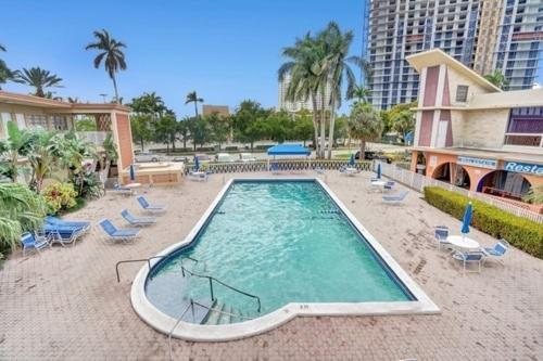 Private Hallandale Beach Studio Wbath Walking Distance To The Beach Pool Free Parking Екстер'єр фото